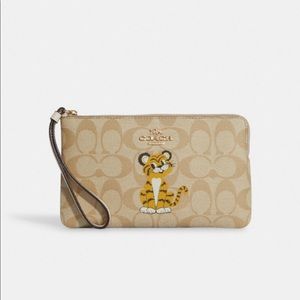 🐯 COACH Tiger Corner Zip Wristlet In Signature Canvas